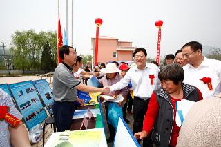 1延庆县副县长刘兵和市科协副主席田文到水利展台与专家们进行了交流p640.jpg